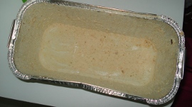 ...cubrimos el molde con mantequilla y pan rallado...